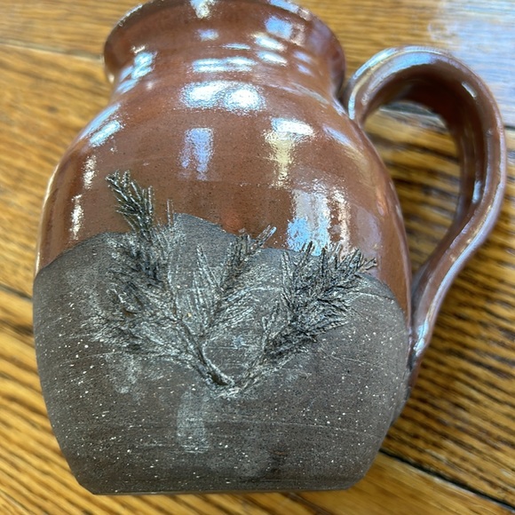 Brown artist created pottery mug. Artist signed Hutchins. Great condition. - Picture 3 of 7